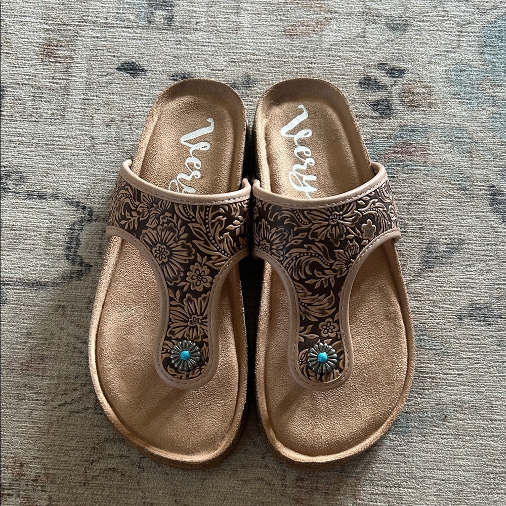 Very G 8.5 Women's Brown Tooled Floral Sandals
